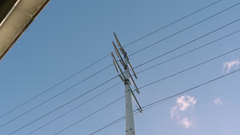 Niedrige-Winkelansicht-Eines-Strommastes,-Während-Wolken-Vorbeiziehen