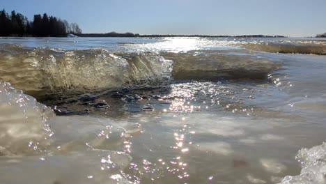 Gefrorenes-Meer-Schmilzt-Im-Frühling,-Eis-Schmilzt-Und-Wasser-Fließt-An-Sonnigen-Tagen-Auf-Dem-Meer