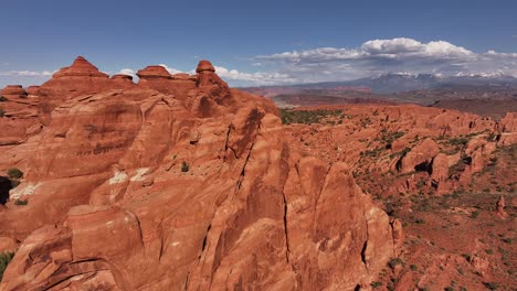 Vista-Aérea-De-Formaciones-Rocosas-Rojas-En-Moab,-Utah,-EE.UU.,-Destacando-Un-Paisaje-Desolado-Con-Vastas-Características-Geológicas.