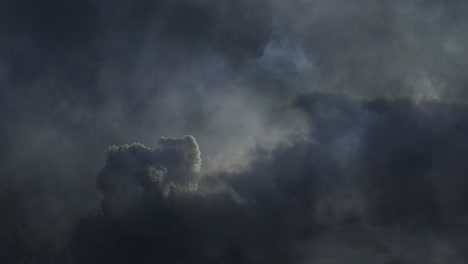 Relámpagos-Atraviesan-Oscuras-Nubes-De-Tormenta-Ultra-Hd