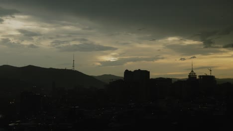 Panorama-De-Tbilisi-Con-Lluvia-Cayendo