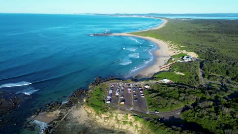 Vista-Panorámica-Del-Aparcamiento-En-El-Promontorio,-Acantilado,-Costa,-Soldados,-Playa,-Norah-Head,-Suburbios,-Matorrales-Rurales,-Océano,-Olas,-Hinchazón,-Costa-Central,-Turismo,-Transporte,-Viajes