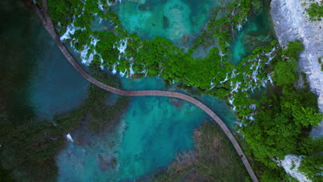 Aerial-View-Of-Wooden-Path-Trail-In-Plitvice-Lakes-National-Park,-UNESCO-Natural-World-Heritage-In-Croatia