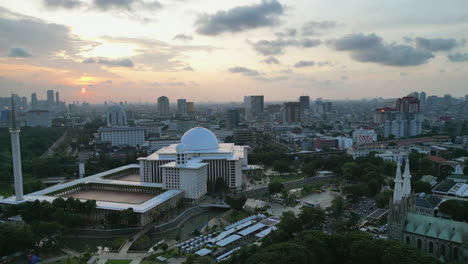 Mezquita-Istiqlal-Momentos-Antes-Del-Atardecer-En-Yakarta,-Indonesia