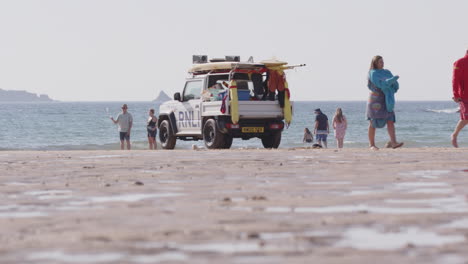 RNLI-Rettungsschwimmerfahrzeug-Mit-Blinklicht-Fährt-Am-Strand-Von-Cornwall