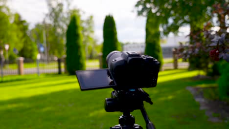 Video-Einer-Spiegellosen-Kamera-Im-Zeitraffer-Und-Filmen-Von-Natur-Und-Himmel,-Wo-Sich-Wolken-In-Einem-Garten-Bewegen,-Bäume-Sichtbar-Sind-Und-Gras-In-4k-Grün-Ist