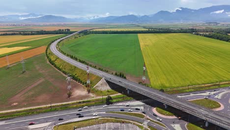 Video-Panorámico-De-Izquierda-A-Derecha-Con-Drones-De-La-Autopista-Cerca-De-Brasov