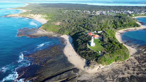 Paisaje-De-Norah-Head-Faro-Edificios-Promontorio-Rocoso-Litoral-Matorrales-Bosque-Escénico-Arrecife-Playas-Océano-Mar-Costa-Central-Turismo-Viajes-Australia