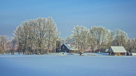 Klarer-See-Mit-Reflexionen-In-Der-Nähe-Eines-Ländlichen-Dorfes-Während-Der-Wintersaison