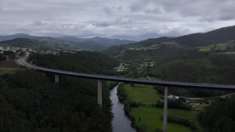 Autobahn-A8-Nordspanien,-Drohne,-Luftaufnahme