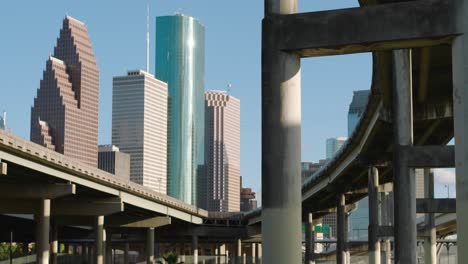 Blick-Auf-Die-Innenstadt-Von-Houston-Von-Der-Autobahnunterführung