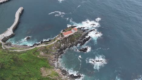 Faro-De-Cudillero,-España-Antiguo-Faro-Vista-Aérea-De-Drones-De-Ojo-De-Pájaro