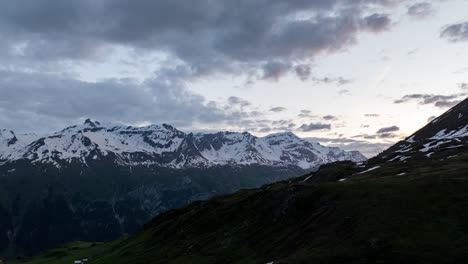 Hyperlapse-Ansicht-Der-Ruhigen-Mont-Cenis-Landschaft-Mit-Schneebedeckten-Gipfeln-Unter-Einem-Bewölkten-Himmel,-Die-Die-Schönheit-Der-Natur-Perfekt-Einfängt