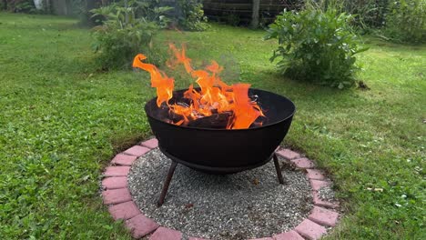 Mittlere-Aufnahme-Eines-Brennenden-Feuerkorbs-In-Einem-Typisch-Deutschen-Garten