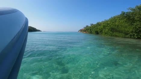 Moviéndose-Por-Los-Cayos-De-Belice-En-Un-Barco.