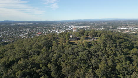 Seguimiento-De-Alta-Definición-En-El-Monte-Gravatt-Bajo-El-Claro-Sol-De-La-Mañana-Brisbane,-Australia