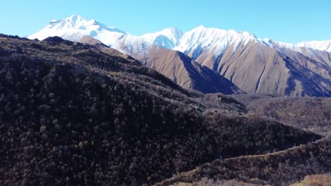 Schneebedeckte-Berggipfel,-Hohe-Berge-Des-Kaukasus,-Aufgenommen-Von-Einer-Drohne