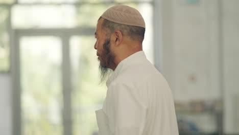 Uzbek-man-Praying-at-Minor-Mosque-in-Tashkent,-Uzbekistan