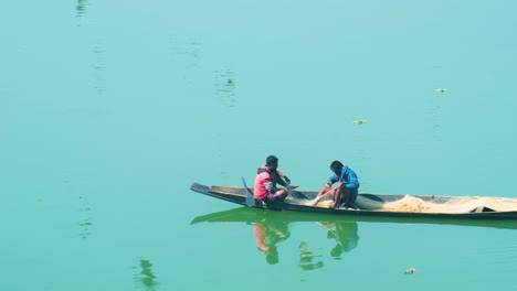 Los-Pescadores-En-El-Barco-Preparan-Redes-De-Pesca-Durante-La-Pesca-En-Sylhet,-Bangladesh---Plano-Amplio