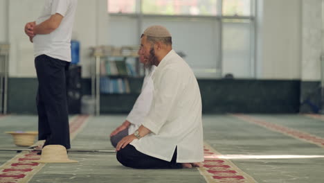 Hombre-Musulmán-Rezando-En-La-Mezquita-Menor,-Taskent