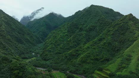 Tahití-Polinesia-Francesa-Teahupoo-Aéreo-Zumbido-Lloviendo-Niebla-Picos-De-Las-Montañas-Río-Mañana-Gris-Temporada-Mojado-Punto-Verde-Faremahora-Pueblo-Pueblo-Pacífico-Sur-Monte-Tohivea-Isla-Hacia-Arriba-Movimiento