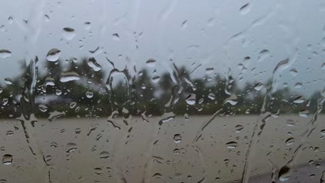 Gotas-De-Lluvia-En-La-Ventana-Mientras-El-Agua-Corre-Por-El-Cristal.