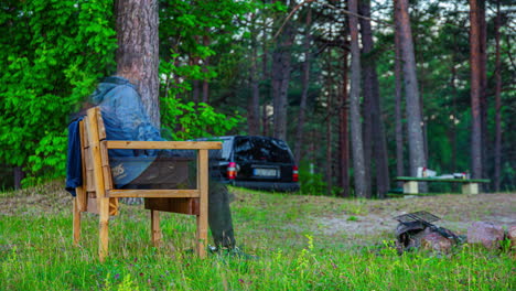 Paar-Beim-Zelten-Und-Arbeiten-Im-Wald-Beim-Grillen-Von-Fleisch,-Zeitraffer