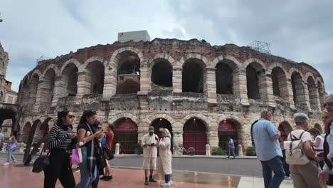 Time-lapse-moving-around-front-of-the-Arena-in-daylight-with-lots-of-people-walking-around,-Verona,-Italy