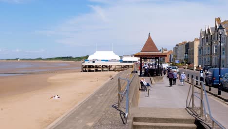 Seaside-town-of-Burnham-on-sea-with-views-of-beach,-waterfront-and-amusement-arcade-pier-in-Somerset,-England-UK