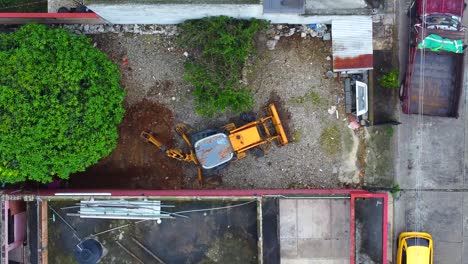 Vista-Aérea-Desde-Un-Dron-Del-Trabajo-De-Maquinaria-Pesada-En-El-Patio-Interior-De-Una-Casa-En-La-Ciudad-De-Córdoba,-Veracruz,-México.