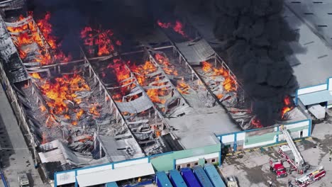 Los-Bomberos-Luchan-Para-Extinguir-Las-Llamas-En-La-Fábrica-De-Santo-Domingo.