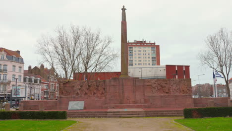 Pan-shot-of-the-Monument-des-Fusillés-Marins-in-the-city-of-Dunkirk,-France