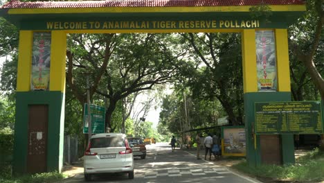 Entrada-A-La-Reserva-De-Tigres-De-Anaimalai-En-La-Ciudad-De-Pollachi-En-Tamil-Nadu.