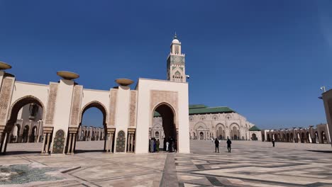 Frente-Al-Hammam-De-La-Mezquita-Hassan-II-Culto-Islámico-En-Casablanca-Marruecos