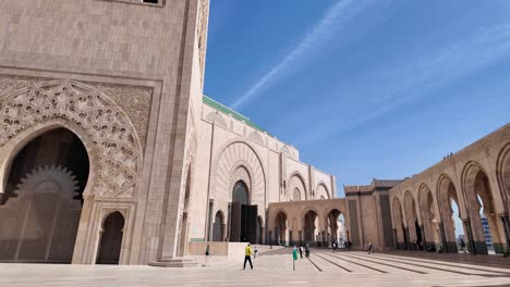 Hassan-II.-Moschee,-Seitenansicht-Von-Außen-In-Casablanca,-Marokko,-Islamisches-Arabisch