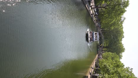 Öffnung-Der-Schleuse-Des-Saint-Martin-Kanals,-Um-Den-Touristenkreuzfahrtschiffen-Die-Durchfahrt-Zu-Ermöglichen-Und-Sie-Auf-Die-Seine-In-Paris-Zu-Bringen