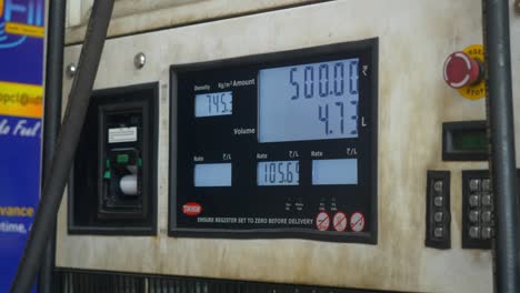 Lectura-Del-Medidor-En-El-Surtidor-De-Gasolina-De-Una-Estación-De-Combustible