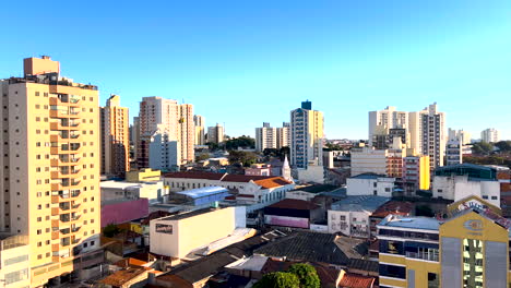 Vista-Del-Asentamiento-De-La-Ciudad-Brasileña-Y-La-Luz-Del-Sol-Golpeando-Los-Edificios-De-Apartamentos.