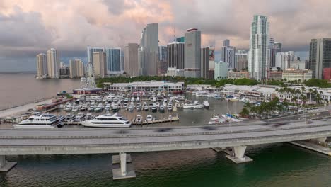 Downtown-Miami-Hyperlapse-Mit-Miamimarina-An-Der-Bayside-Und-Bayside-Park-Mit-Riesenrad