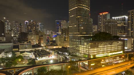 Verkehr-In-Der-Innenstadt-Von-Miami-Bei-Nacht