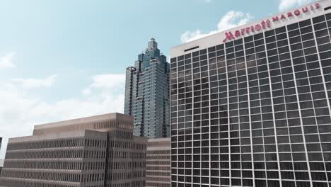 Wolkenkratzer-In-Der-Innenstadt-Von-Atlanta,-Truist-Plaza-Und-Marriott-Marquis-Im-Peachtree-Center