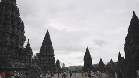 Turistas-Que-Visitan-El-Famoso-Templo-De-Prambanan-Frente-Al-Lugar-Candi-Siwa-Teja-En-Un-Día-Nublado-En-Yogyakarta,-Java,-Indonesia