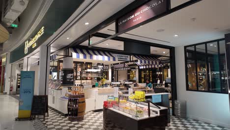 La-Maison-Du-Chocolat-Tienda-De-Chocolate-Francés-Dentro-De-La-Zona-De-Espera-Del-Aeropuerto-Charles-De-Gaulle-En-París,-Francia