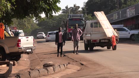 Afrikaner-Gehen-Auf-Einem-Lebhaften-Bürgersteig-Einer-Belebten-Straße