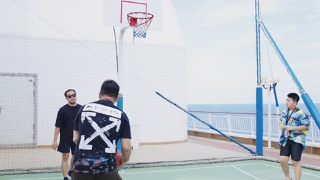 Gente-Jugando-Y-Practicando-En-Una-Mini-Cancha-De-Baloncesto-En-Un-Crucero.