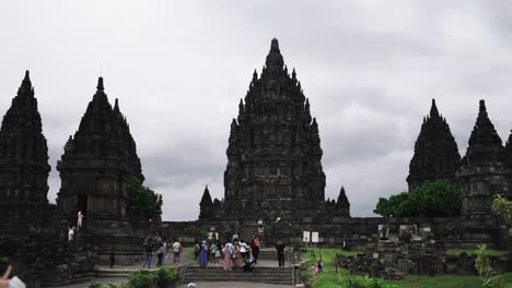 Haupteingang-Mit-Touristen-Zum-Berühmten-Prambanan-Tempel-Mit-Seinen-Candi-Türmen-Und-Dem-Wichtigsten-Shiva-Candi-In-Yogyakarta,-Java,-Indonesien