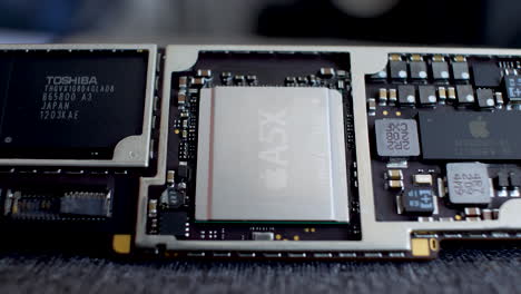 Close-up-of-the-third-generation-iPad-PCB-featuring-the-Apple-A5X-chip