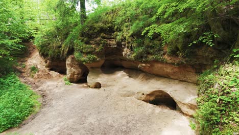 Peldanga-Labyrinth,-Liepniekvalka-Höhlen-In-Lettland