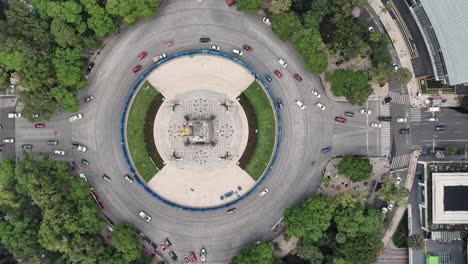 Zeitlupen-Drohnenaufnahme-Des-Kreisverkehrs-„Engel-Der-Unabhängigkeit“-Auf-Dem-Paseo-De-La-Reforma