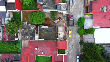 Vista-Aérea-Desde-Un-Dron-Del-Trabajo-De-Maquinaria-Pesada-En-El-Patio-Interior-De-Una-Casa-En-La-Ciudad-De-Córdoba,-Veracruz,-México.